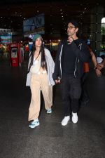 Hrithik Roshan and Saba Azad Spotted at the Airport Arrivals on 18th August 2023 (7)_64df40157598c.JPG