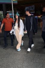 Hrithik Roshan and Saba Azad Spotted at the Airport Arrivals on 18th August 2023 (9)_64df401dc294a.JPG