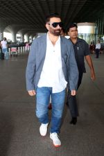 Sunny Deol Spotted At Airport Departure on 18th August 2023 (15)_64df31302289b.JPG