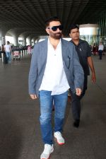 Sunny Deol Spotted At Airport Departure on 18th August 2023 (16)_64df3134172a4.JPG