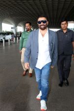 Sunny Deol Spotted At Airport Departure on 18th August 2023 (20)_64df3142c95f3.JPG