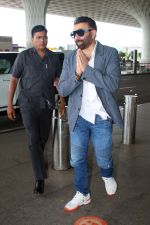 Sunny Deol Spotted At Airport Departure on 18th August 2023 (4)_64df310e52b16.JPG