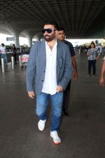 Sunny Deol Spotted At Airport Departure on 18th August 2023 (7)_64df311688c39.JPG