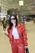 Sunny Leone Spotted At Airport Departure on 17th August 2023 (10)_64df01dd56eae.jpg