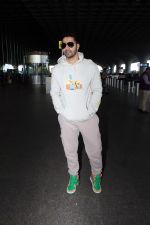 Varun Dhawan Spotted At Airport Departure on 18th August 2023 (10)_64def8f67ec9a.JPG