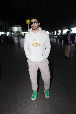 Varun Dhawan Spotted At Airport Departure on 18th August 2023 (4)_64def8d4bb223.JPG