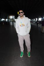 Varun Dhawan Spotted At Airport Departure on 18th August 2023 (7)_64def8e7432bb.JPG