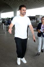 Arbaaz Khan Spotted At Airport  Departure on 19th August 2023 (15)_64e06ee67bb60.JPG