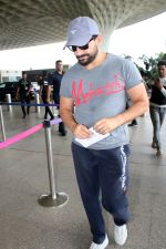Saif Ali Khan spotted at Airport Departure on 19th August 2023 (11)_64e07130c10eb.JPG