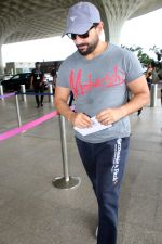 Saif Ali Khan spotted at Airport Departure on 19th August 2023 (12)_64e07135ccad0.JPG