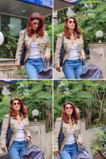 Twinkle Khanna Spotted at Yes Bank In Juhu on 19th August 2023 (3)_64e09e54f362b.jpg