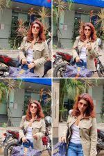 Twinkle Khanna Spotted at Yes Bank In Juhu on 19th August 2023 (4)_64e09e55d0d8e.jpg