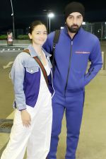 Alia Bhatt and Ranbir Kapoor Spotted At Airport Departure on 20th August 2023 (3)_64e2261263c33.jpg