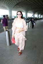 Kanika Kapoor Spotted at Airport Departure on 20th August 2023 (19)_64e1cf1a9f80c.JPG