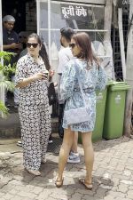 Mira Rajput Snapped at Cafe In Bandra on 20th August 2023 (1)_64e22a51b45bf.jpg