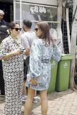 Mira Rajput Snapped at Cafe In Bandra on 20th August 2023 (2)_64e22a56625c2.jpg