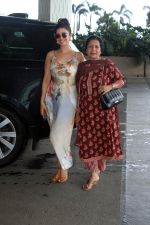 Nimrat Kaur with mom Avinash Kaur spotted at airport departure on 20th August 2023 (2)_64e1c7e871f43.JPG