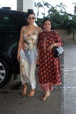 Nimrat Kaur with mom Avinash Kaur spotted at airport departure on 20th August 2023 (3)_64e1c7ea6b2af.JPG