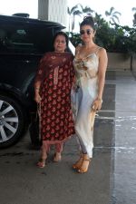 Nimrat Kaur with mom Avinash Kaur spotted at airport departure on 20th August 2023 (5)_64e1c7edf224b.JPG