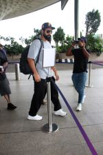 Vicky Kaushal spotted at airport departure on 20th August 2023 (25)_64e1c66795eb2.JPG