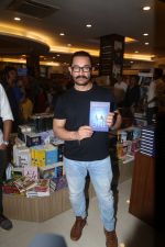 Aamir Khan at the Book Launch of ONE The Story of the Ultimate Myth by Mansoor Khan on 21st August 2023 (14)_64e38f993ba0f.jpeg