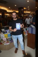 Aamir Khan at the Book Launch of ONE The Story of the Ultimate Myth by Mansoor Khan on 21st August 2023 (19)_64e38fa32a070.jpeg