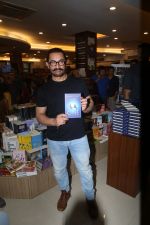 Aamir Khan at the Book Launch of ONE The Story of the Ultimate Myth by Mansoor Khan on 21st August 2023 (20)_64e38fa600ee9.jpeg