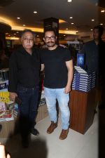 Aamir Khan, Mansoor Khan at the Book Launch of ONE The Story of the Ultimate Myth by Mansoor Khan on 21st August 2023 (9)_64e38fb438447.jpeg