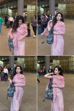 Fatima Sana Shaikh Returns Mumbai Spotted at Airport on 21st August 2023 (4)_64e2f52ca0f64.jpg
