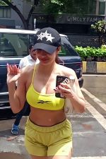 Malaika Arora Spotted At Yoga Class In Bandra on 21st August 2023 (6)_64e36600a5eb4.jpg