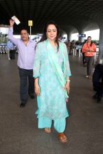 Hema Malini Spotted At Airport Departure on 23rd August 2023 (6)_64e5ebe88015b.JPG