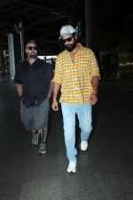 Vicky Kaushal Spotted At Airport on 25th August 2023 (12)_64e8b40436a38.JPG