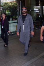 Ajay Devgn Spotted At Airport Arrival on 26th August 2023 (28)_64ea0c16afbec.jpg