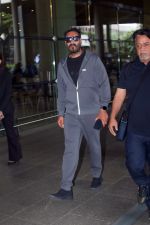 Ajay Devgn Spotted At Airport Arrival on 26th August 2023 (31)_64ea0c1f5f907.jpg