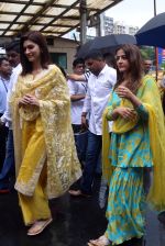 Kriti Sanon, Nupur Sanon at the Siddhivinayak Temple on 26th August 2023