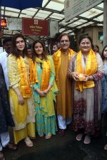 Kriti Sanon, Nupur Sanon, Rahul Sanon, Geeta Sanon at the Siddhivinayak Temple on 26th August 2023