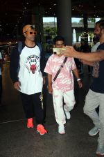 Siddarth Jadhav and Prathamesh Parab Spotted At Airport Arrival on 26th August 2023 (15)_64e9ef6a91c9f.JPG
