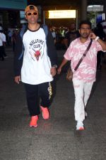 Siddarth Jadhav and Prathamesh Parab Spotted At Airport Arrival on 26th August 2023 (21)_64e9ef767d86b.JPG