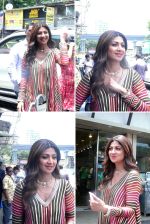 Shilpa Shetty Spotted At Jhama Sweet Shop in Chembur on 27th August 2023 (2)_64eb35413dd2a.jpg