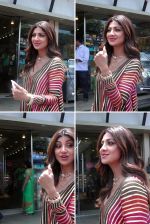 Shilpa Shetty Spotted At Jhama Sweet Shop in Chembur on 27th August 2023 (3)_64eb3542e37a4.jpg