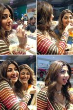 Shilpa Shetty Spotted At Jhama Sweet Shop in Chembur on 27th August 2023 (8)_64eb354b27076.jpg