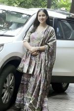 Sara Ali Khan spotted at her residence on 30th August 2023 (3)_64ef6c28a9bb5.jpg