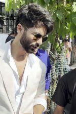 Shahid Kapoor Spotted At Cafe In Bandra on 31st August 2023 (5)_64f07abcb960a.jpg