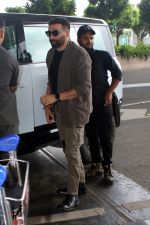 Sunny Deol Spotted At Airport Departure on 31st August 2023 (13)_64f03fc8da364.jpg