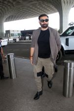 Sunny Deol Spotted At Airport Departure on 31st August 2023 (5)_64f03fb23628b.JPG
