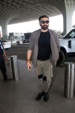 Sunny Deol Spotted At Airport Departure on 31st August 2023 (6)_64f03fb51da6c.JPG