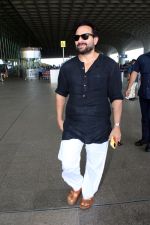 Saif Ali Khan Spotted At Airport on 1st September 2023 (10)_64f18d3fa7b14.JPG