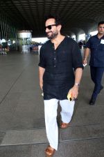 Saif Ali Khan Spotted At Airport on 1st September 2023 (11)_64f18d433745e.JPG