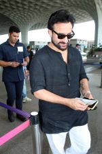 Saif Ali Khan Spotted At Airport on 1st September 2023 (13)_64f18d49252c2.JPG
