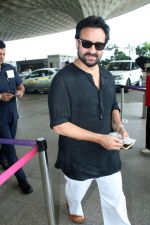 Saif Ali Khan Spotted At Airport on 1st September 2023 (14)_64f18d4c0d97a.JPG